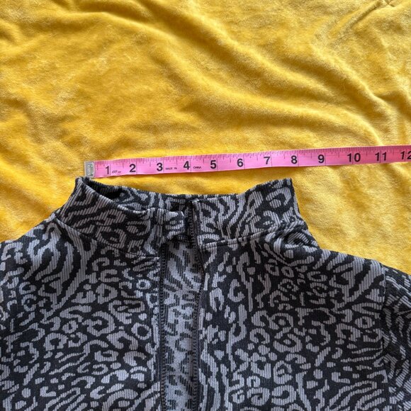 Unbranded Animal Print Elastic Workout Zip Up Cropped Top Womens Size L - Picture 5 of 10
